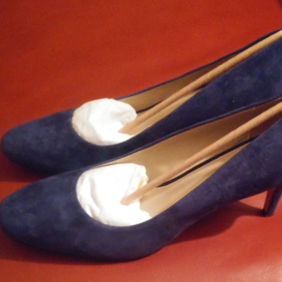 Lord & Taylor Beautiful Blue Suede Pumps - Picture 4 of 8